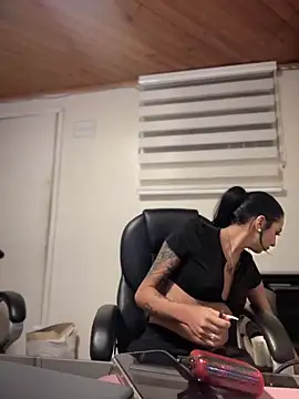 Snapshot of Hilary_pinkk chatting on December 19, 2025, 2:29 am Hilary pinkk online show from December 19, 2025, 2:29 am