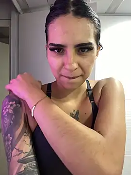 Snapshot of Hilary_pinkk chatting on January 6, 2026, 11:07 pm Hilary pinkk online show from January 6, 2026, 11:07 pm