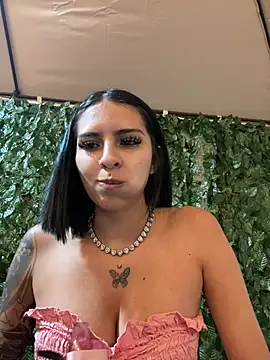 Snapshot of Hilary_pinkk chatting on January 13, 2026, 11:32 pm Hilary pinkk online show from January 13, 2026, 11:32 pm