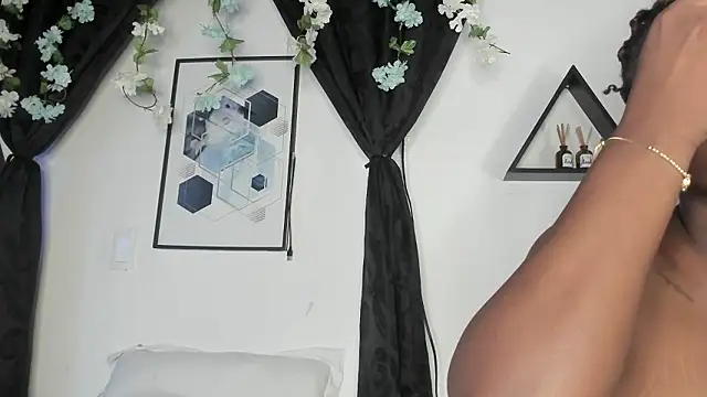 Khenta Michells online show from March 25, 2026, 10:32 am