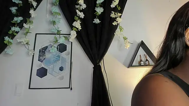 Khenta Michells online show from May 15, 2026, 10:44 am