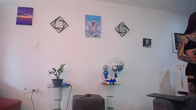 vixenxqueens online show from September 18, 2025, 7:49 pm