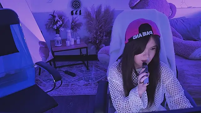 Elainebeness online show from April 17, 2026, 9:18 pm