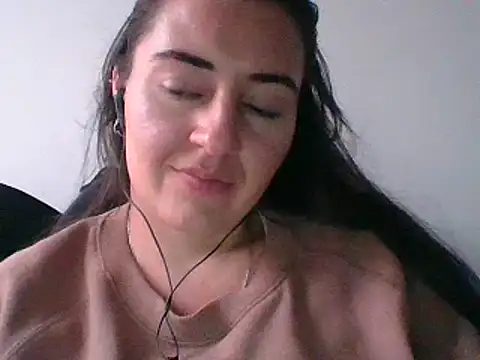  karlie kloss  online show from February 13, 2025, 11:04 pm