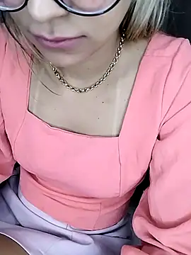 fofinhaa12 online show from April 15, 2026, 4:30 am