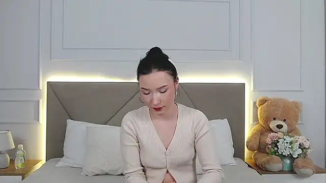 LeilaLow online show from December 17, 2024, 12:00 pm