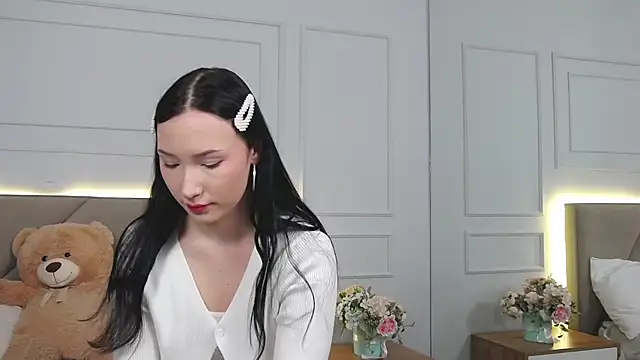 LeilaLow online show from December 26, 2024, 12:05 pm