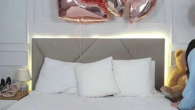 LeilaLow online show from February 20, 2025, 12:04 pm