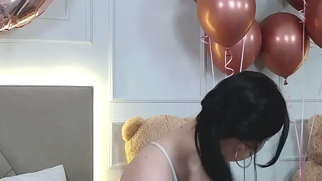 LeilaLow online show from February 20, 2025, 3:08 pm