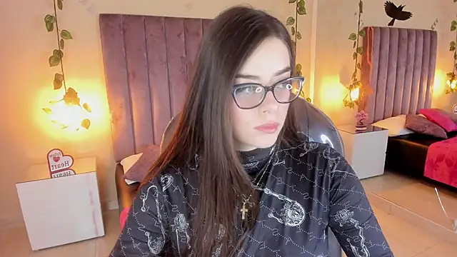 Charlotte Olsen  online show from October 19, 2025, 2:07 pm