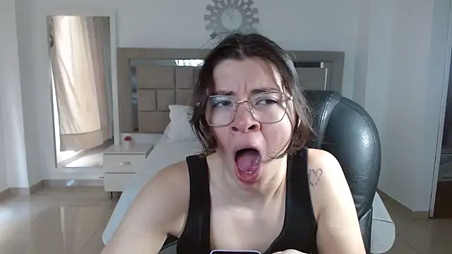 zoecruzz online show from October 24, 2025, 3:08 pm