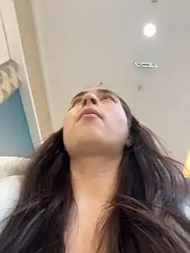 Holly Play online show from March 6, 2026, 12:01 pm