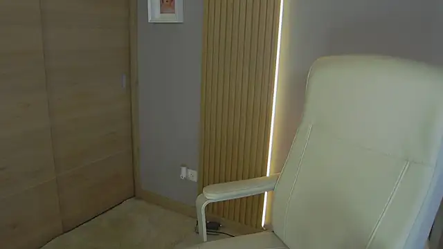 Snapshot of Alessia-miller_ chatting on March 17, 2025, 9:55 pm Alessia-miller online show from March 17, 2025, 9:55 pm