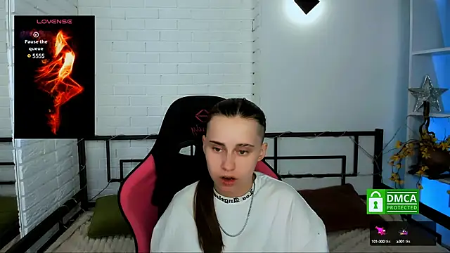 Snapshot of Dolly__Queen_ chatting on December 19, 2024, 8:13 pm Dolly Queen online show from December 19, 2024, 8:13 pm