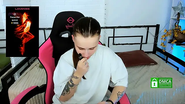 Snapshot of Dolly__Queen_ chatting on December 19, 2024, 11:14 pm Dolly Queen online show from December 19, 2024, 11:14 pm