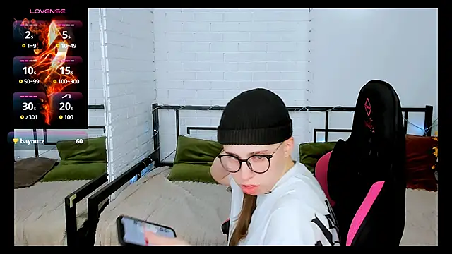 Snapshot of Dolly__Queen_ chatting on December 24, 2024, 2:21 am Dolly Queen online show from December 24, 2024, 2:21 am