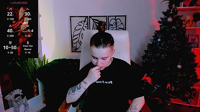 Snapshot of Dolly__Queen_ chatting on January 14, 2025, 2:29 am Dolly Queen online show from January 14, 2025, 2:29 am