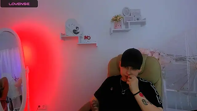 Snapshot of Dolly__Queen_ chatting on February 13, 2025, 12:24 am Dolly Queen online show from February 13, 2025, 12:24 am