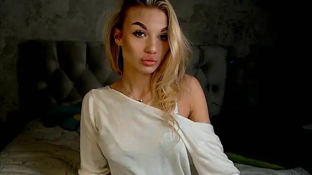 Ella Milla online show from March 29, 2026, 9:04 pm