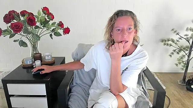 MendiPetite online show from June 6, 2026, 8:57 pm