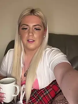 Snapshot of Blondiee3088 chatting on December 4, 2024, 10:19 pm Blondiee3088 online show from December 4, 2024, 10:19 pm