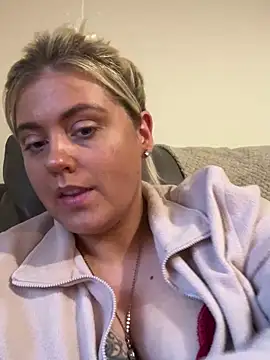 Snapshot of Blondiee3088 chatting on January 21, 2025, 3:54 pm Blondiee3088 online show from January 21, 2025, 3:54 pm