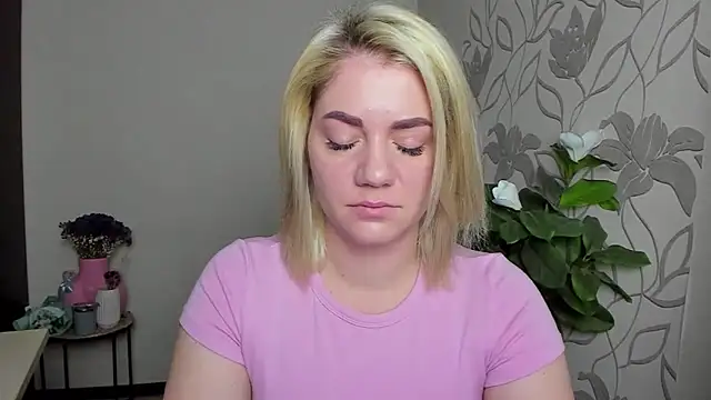 MariaSttone online show from November 3, 2025, 1:45 pm