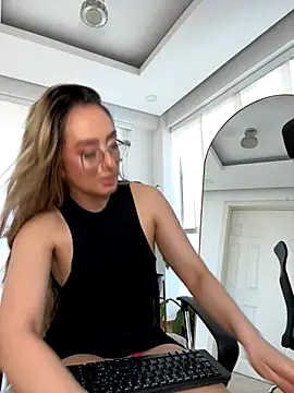 nicollefiorett online show from October 7, 2025, 9:12 pm