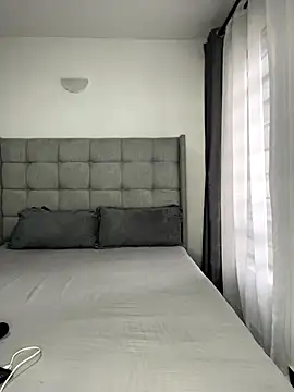 prettiepearl online show from October 19, 2025, 8:59 am