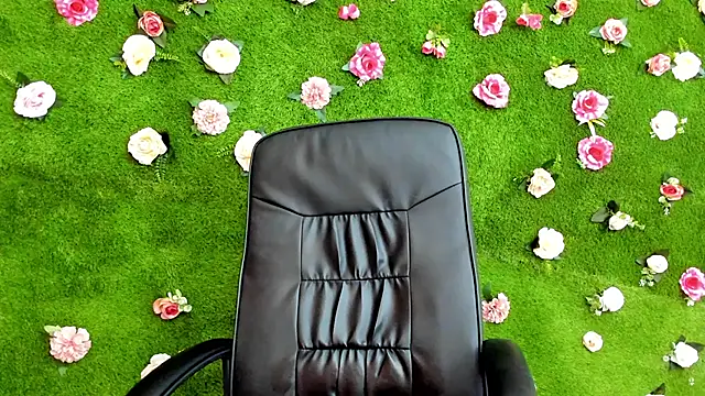 Huge Titties  online show from March 17, 2025, 10:38 am