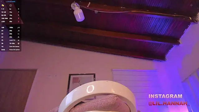 Snapshot of lil_hanna18 chatting on December 18, 2024, 2:49 pm lil hanna18 online show from December 18, 2024, 2:49 pm