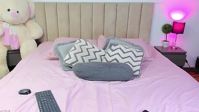 HannaRousse  online show from September 8, 2025, 8:19 pm