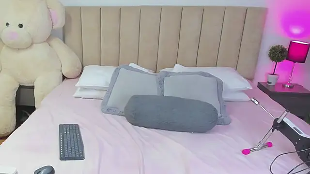 HannaRousse  online show from March 17, 2026, 8:23 pm