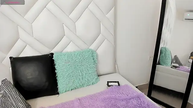 AlexaFoxy18 online show from September 10, 2025, 6:02 am