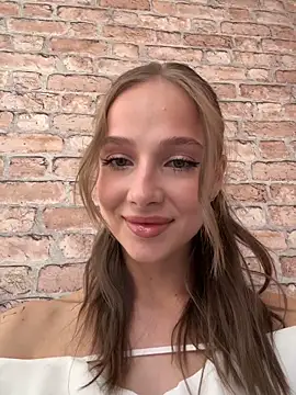 Snapshot of CaseyStar chatting on November 21, 2025, 11:42 am CaseyStar online show from November 21, 2025, 11:42 am