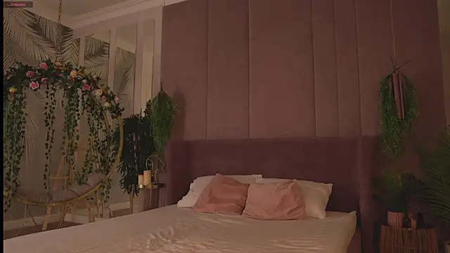 Smiley Mia online show from November 16, 2025, 5:02 am