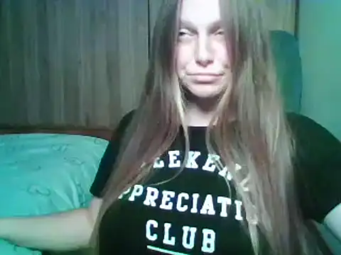 Evasapples online show from October 27, 2025, 10:14 pm