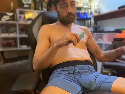 Snapshot of slutty_guy12 chatting on January 29, 2025, 2:40 am slutty guy12 online show from January 29, 2025, 2:40 am