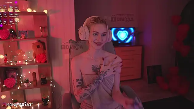 ManiFreyja online show from March 4, 2025, 10:38 pm