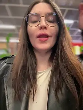 Snapshot of meow_girl chatting on February 6, 2026, 2:20 pm meow girl online show from February 6, 2026, 2:20 pm