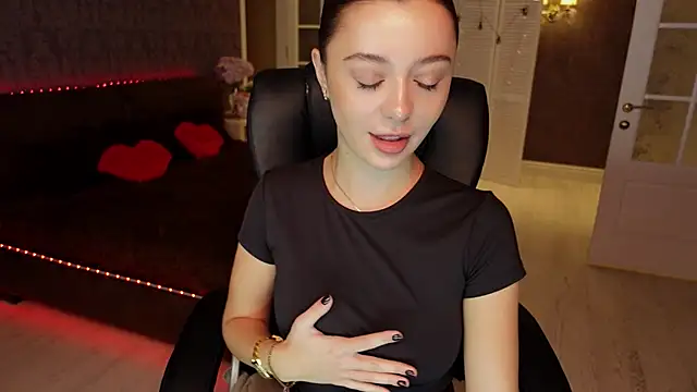 Snapshot of DinaCandy chatting on November 4, 2025, 8:24 am DinaCandy online show from November 4, 2025, 8:24 am