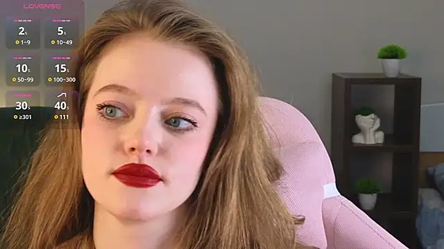 Snapshot of Eveleen_Soleen chatting on December 13, 2024, 10:45 pm Eveleen Soleen online show from December 13, 2024, 10:45 pm