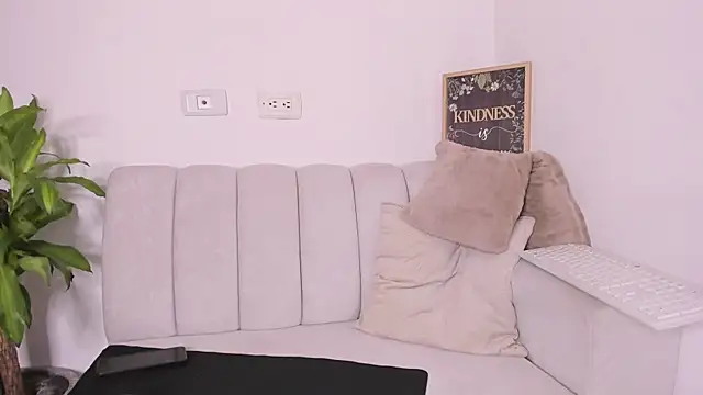 lulu rrussell online show from February 5, 2025, 5:52 am