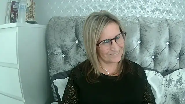 Snapshot of Additive_Mature_Linda chatting on September 19, 2025, 3:56 pm Additive Mature Linda online show from September 19, 2025, 3:56 pm