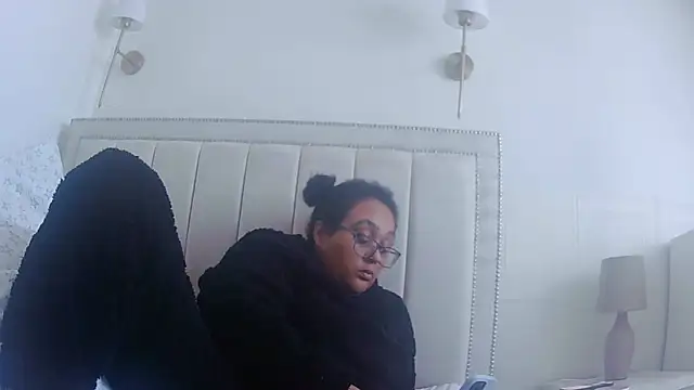 vanilla chocolate23 online show from February 17, 2026, 10:23 am