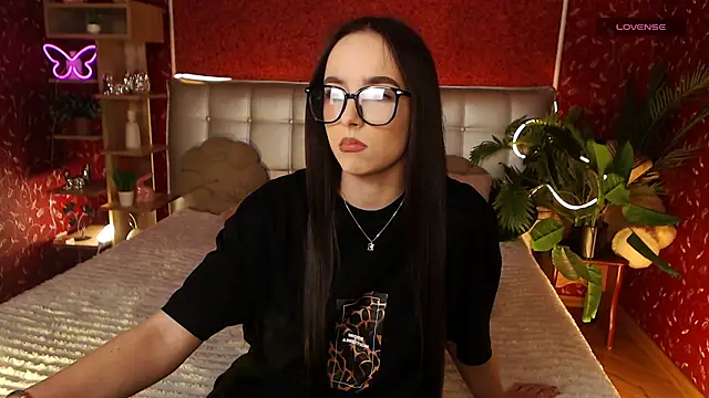 AuroraAksnesss online show from February 5, 2025, 6:48 pm