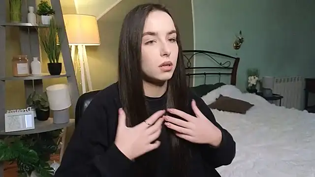 AuroraAksnesss online show from February 13, 2025, 7:35 am