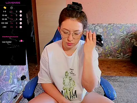 Snapshot of Chloe_strip chatting on October 14, 2025, 2:56 am Chloe strip online show from October 14, 2025, 2:56 am