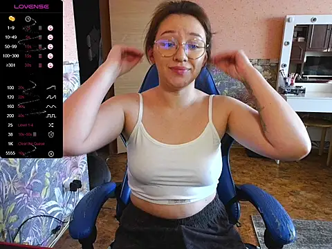 Snapshot of Chloe_strip chatting on October 15, 2025, 4:23 am Chloe strip online show from October 15, 2025, 4:23 am