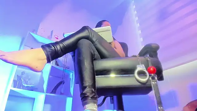 charlotte joliedart online show from October 28, 2025, 10:01 pm